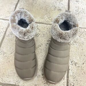 Skechers Women's Easy Going-Frosty Charm Ankle Boot sz 9